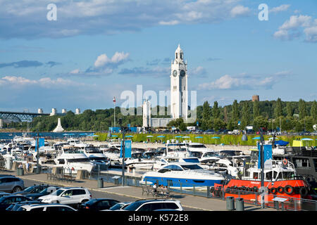 La torre dell Orologio e marina al Vecchio Porto di Montreal, Quebec, Canada. Foto Stock