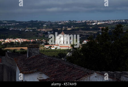 Il santuario do Senhor Gesù da pedra chiesa è visto dalle mura che circondano la città medievale di Obidos, in Portogallo il 23 agosto 2017. © Giovanni voos Foto Stock