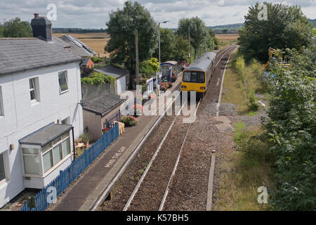 Treni passeggeri passando attraverso newton st cyres station vicino a Exeter. La linea ferroviaria corre attraverso il cuore del Devon che collega exmouth e barnstaple Foto Stock