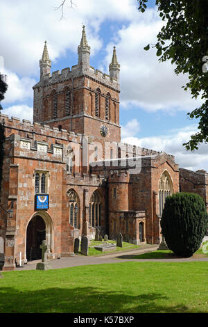 Il dodicesimo secolo crediton chiesa parrocchiale, precedentemente attribuito il nome insolito della chiesa di Santa Croce e la madre di lui che hanno appeso su di esso Foto Stock