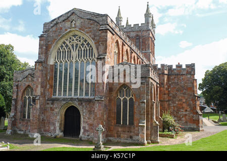 Il dodicesimo secolo crediton chiesa parrocchiale, precedentemente attribuito il nome insolito della chiesa di Santa Croce e la madre di lui che hanno appeso su di esso Foto Stock