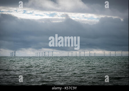 Nuvole drammatico riempiono il cielo sul mare oltre il cantiere per la costruzione della rampion wind farm. worthing west sussex, in Inghilterra, Regno Unito. Foto Stock