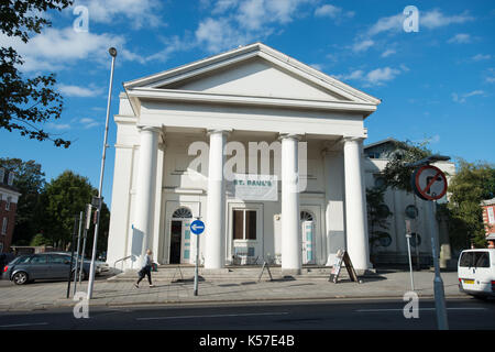 Worthing, West Sussex, Regno Unito. Xi ottobre 2016. St Pauls su South Street, Worthing. formaly una chiesa, St Pauls è ora un luogo di ritrovo, caffetteria e bar. Foto Stock