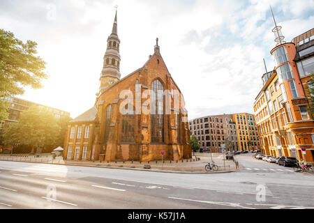Paesaggio urbano in bella vista sul vecchio centro cittadino con saint catherines chiesa durante il tramonto nella città di Amburgo, Germania Foto Stock