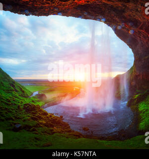 Sunrise sulla cascata seljalandfoss sul fiume seljalandsa, Islanda, l'Europa. Fantastica vista dall'interno Foto Stock
