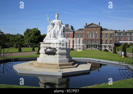 La regina Victoria statua fuori Kensington palace in Hyde Park Londra Foto Stock