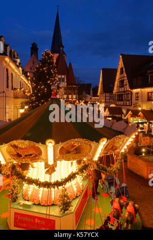 Fiera di Natale sul mercato nel centro storico di Michelstadt in Odenwald, Hesse, Germania Foto Stock