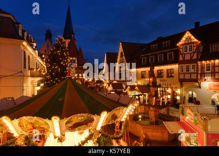 Fiera di Natale sul mercato nel centro storico di Michelstadt in Odenwald, Hesse, Germania Foto Stock