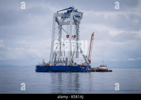 La Van Oord il sollevamento pesante nave, Svanen, su Walney Estensione del parco eolico offshore Foto Stock