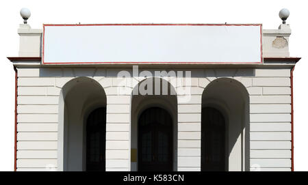 La parte superiore dell'ingresso centrale dell'edificio pubblico della loro tre archi. sul tetto è una tela vuota banner con informazioni. isolato Foto Stock