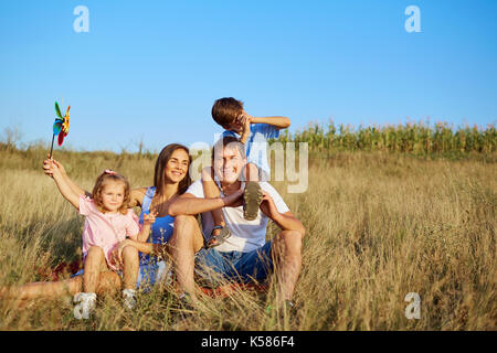 La famiglia felice in natura. Foto Stock
