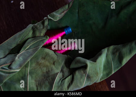 Panno-messa a filo di seta avvolto in foglie, Lago Inle, Myanmar Foto Stock