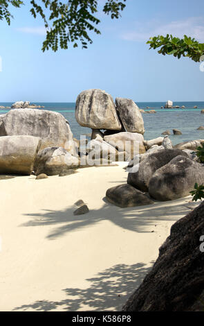 Formazione rocciosa naturale nel mare e su una spiaggia di sabbia bianca di belitung island nel pomeriggio, Indonesia. Foto Stock