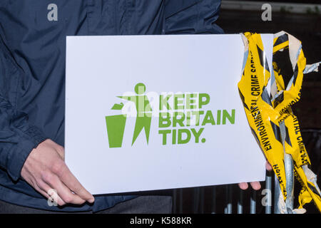 Brentwood, Essex, 8 settembre 2017 anti-fly campagna di ribaltamento #crimenottocare, con un display di volare a punta di spazzatura nel centro della città di Brentwood per aumentare la consapevolezza di volare il ribaltamento attraverso essex credit: Ian Davidson/alamy live news Foto Stock