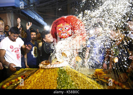 Kathmandu, Nepal. 8 Settembre 2017. Un Lakhey riceve offerte 'Samyabaji'', messe dai devoti durante il festival Indra Jatra a Kathmandu, Nepal, venerdì 08 settembre 2017. Credit: Skanda Gautam/ZUMA Wire/Alamy Live News Foto Stock