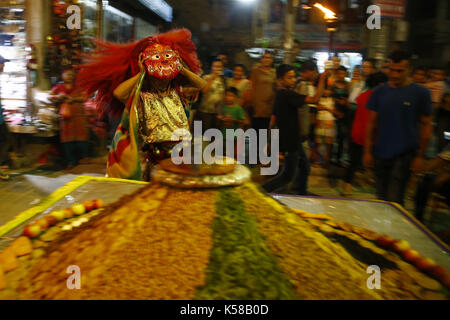 Kathmandu, Nepal. 8 Settembre 2017. Un Lakhey suona prima di ricevere offerte 'Samyabaji'' messe dai devoti durante il festival Indra Jatra a Kathmandu, Nepal, venerdì 08 settembre 2017. Credit: Skanda Gautam/ZUMA Wire/Alamy Live News Foto Stock