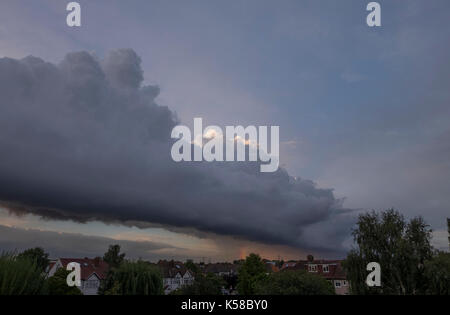 Londra, Regno Unito. 8 settembre, 2017. gigante struttura cloud rotola a Londra il cielo al tramonto, stiramento da orizzonte a orizzonte e pioggia di dumping ad est, formando un arcobaleno - vista a est. Credito: malcolm park/alamy live news. Foto Stock