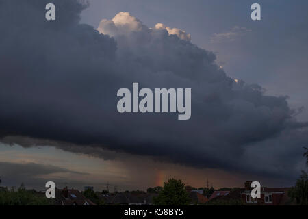 Londra, Regno Unito. 8 settembre, 2017. gigante struttura cloud rotola a Londra il cielo al tramonto, stiramento da orizzonte a orizzonte e pioggia di dumping ad est, formando un arcobaleno. Credito: malcolm park/alamy live news. Foto Stock