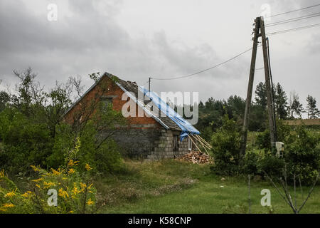 Trzebun, Polonia. 08 Sep, 2017. danneggiato durante il tragico storm casa è visto in trzebun, Polonia settentrionale il 8 settembre 2017 . ue membri parilament ha visitato le zone colpite dalla tragica tempesta nel mese di agosto 2017 in Polonia settentrionale. I parlamentari del po (civic paltform), mostrava i membri del Parlamento europeo gli effetti della tempesta, e chiesto sostegno per la popolazione colpita. Credito: Michal fludra/alamy live news Foto Stock