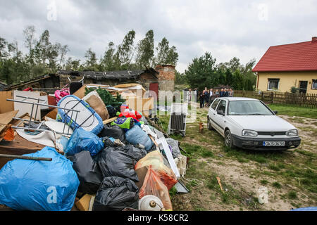 Trzebun, Polonia. 08 Sep, 2017. danneggiato durante il tragico storm casa è visto in trzebun, Polonia settentrionale il 8 settembre 2017 . ue membri parilament ha visitato le zone colpite dalla tragica tempesta nel mese di agosto 2017 in Polonia settentrionale. I parlamentari del po (civic paltform), mostrava i membri del Parlamento europeo gli effetti della tempesta, e chiesto sostegno per la popolazione colpita. Credito: Michal fludra/alamy live news Foto Stock