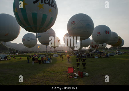 Palloncini sono il lancio di questo anni Gordon Bennett gara a palloncino da Gruyères, Svizzera. Per i prossimi tre giorni i venti decidere dove il viaggio porta i palloncini. Foto Stock