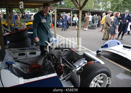 Lavorare sul motore; nel paddock; Goodwood 8 sett 2017 Foto Stock