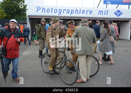 WW2 militari su biciclette a dare indicazioni; Goodwood 8 sett 2017 Foto Stock