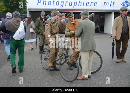 WW2 militari su biciclette a dare indicazioni; Goodwood 8 sett 2017 Foto Stock