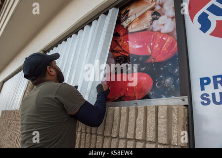 Delray Beach, FLA, STATI UNITI. 8 Settembre 2017. Luis Miguel fa parte del Presidente Supermarket a Delray Beach, Fla., 08 settembre 2017. Il tracciamento dell'IRMA le ha mostrato di fare le frane sulla costa meridionale della Florida entro questo fine settimana. Credit: Ken Cedeno/ZUMA Wire/Alamy Live News Foto Stock