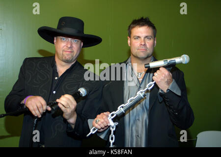 Nashville, TN, Stati Uniti d'America. 31 agosto, 2005. 08 agosto 2017 - troy gentry del paese duo montgomery gentry, morì in un incidente in elicottero in medford, new jersey dove era stato programmato per eseguire con la sua esecuzione di partner eddie montgomery gentry goduto di una serie di paese hits durante il 2000s, compresi numero cinque. Egli era 50 anni. file foto: 08 agosto 2017 - troy gentry del paese duo montgomery gentry, morì in un incidente in elicottero in medford, new jersey dove era stato programmato per eseguire con la sua esecuzione di partner eddie montgomery gentry goduto di una serie di successi del Paese t Foto Stock