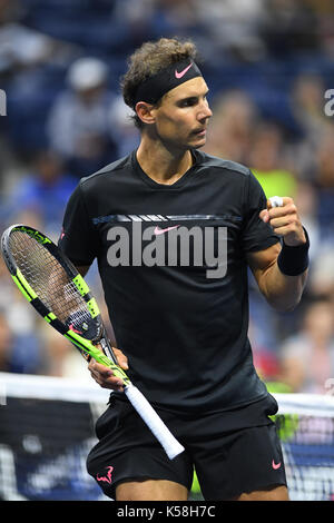 Vampate di calore NY- SETTEMBRE 08: ***NO NY DAILIES*** Rafael Nadal Vs Juan Martin del Potro durante le semifinali dei Mens sullo Stadio Arthur Ashe durante gli US Open al Centro Nazionale Tennis USTA Billie Jean King l'8 Settembre 2017 a Flushing Queens. Credito: mpi04/MediaPunch Foto Stock