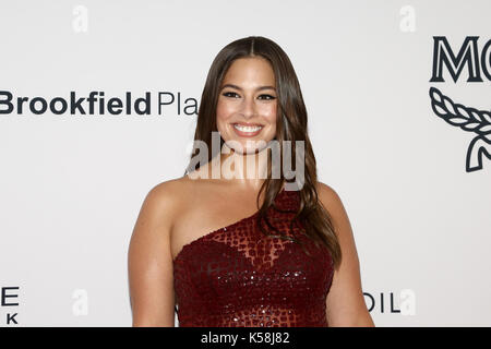New york, Stati Uniti. 08 Sep, 2017. Il modello ashley graham assiste quotidianamente la prima fila del fashion media awards a four seasons hotel new york downtown Su settembre 8, 2017 a new york, ny, Stati Uniti d'America. Credito: akphoto/alamy live news Foto Stock