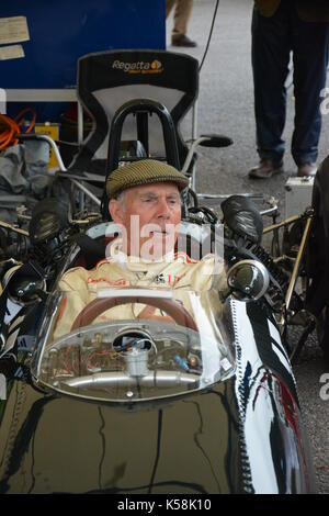 Richard attwood in auto 15. un 1965 brm p261 una vettura di Formula 1 identico a quello che egli ha guidato nel 1966/7; nel paddock; goodwood 08 sept 2017 Foto Stock