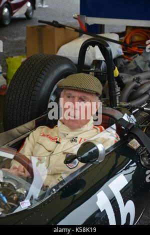 Richard attwood in auto 15. un 1965 brm p261 una vettura di Formula 1 identico a quello che egli ha guidato nel 1966/7; nel paddock; goodwood 08 sept 2017 Foto Stock