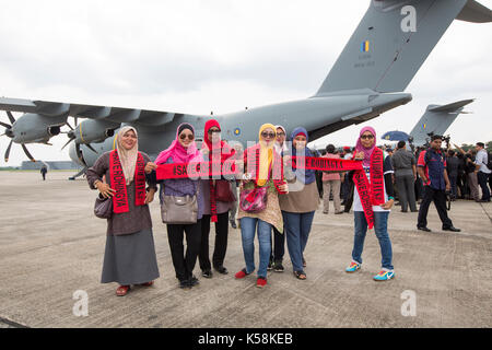 Kuala Lumpur, Malesia. 09Sep, 2017. KUALA LUMPUR, SEP 9 2017: i sostenitori di una compagna malese missione umanitaria per la popolazione rohingya in Bangladesh partecipa alla cerimonia di partenza della missione presso il Royal Subang militare malese Air Base. Credito: SOPA Immagini limitata/Alamy Live News Foto Stock