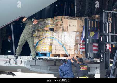 Kuala Lumpur, Malesia. 09Sep, 2017. KUALA LUMPUR, SEP 9 2017: il personale militare imbarcare merci su un trasporto militare aeroplano a Subang reale malese aria militare di base come la Malaysia invia una missione umanitaria per la popolazione rohingya in Bangladesh. Credito: SOPA Immagini limitata/Alamy Live News Foto Stock