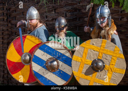 Guerrieri vichinghi con spade e scudi a Largs, Scozia, Regno Unito. 9th Set, 2017. La Battaglia di Largs (2 ottobre 1263) evento di rievocazione delle spade di Dalriada, 13th ° secolo, gruppo di storia vivente. Fu un impegno indeciso tra i regni di Norvegia e Scozia, sul Firth of Clyde vicino a Largs, Scozia. Il conflitto faceva parte della spedizione norvegese contro la Scozia nel 1263, in cui Haakon Haakonarson, re di Norvegia, tentò di riaffermare la sovranità norvegese sulla costa occidentale della Scozia. Foto Stock