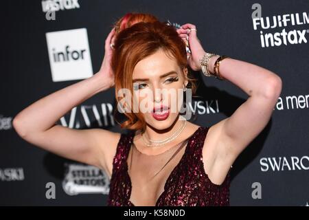 Bella thorne presso gli arrivi di Harper's Bazaar: icone portfolio launch party, il plaza hotel di new york, ny, 8 settembre 2017. Foto di: Steven ferdman/everett collection Foto Stock