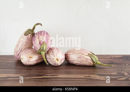 Graffiti viola melanzane su una tavola di legno in un'annata di sfondo in legno in stile rustico, il fuoco selettivo Foto Stock