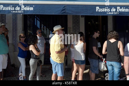 Coda di clienti al di fuori dell'antiga confeitaria de Belem pastelaria acquistare crema pasticcera crostate, in Belem, Portogallo 27 agosto 2017. © Giovanni voos Foto Stock