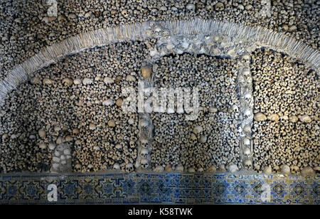 Teschi umani e ossa coprire pareti interne nella cappella delle ossa, accanto alla chiesa di San Francesco, Evora, Portogallo 30 agosto 2017. © Giovanni voos Foto Stock