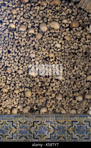 Teschi umani e ossa coprire pareti interne nella cappella delle ossa, accanto alla chiesa di San Francesco, Evora, Portogallo 30 agosto 2017. © Giovanni voos Foto Stock