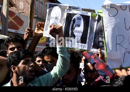 Srinagar Kashmir. 08 Sep, 2017. i musulmani del Kashmir protesta contro il genocidio dei Rohingya musulmani del Myanmar il 8 settembre 2017 a Srinagar, kashmirn Kashmir amministrato. Hanno anche chiesto le dimissioni di nobili pace laureate myanmar il ministro degli esteri di Aung San Suu Kyi. Secondo gli ultimi dati pubblicati dalla commissione per i diritti umani delle Nazioni Unite (UNHCR), oltre 1, 23.000 rifugiati rohingya sono fuggiti in Bangladesh per sfuggire alla violenza. Credito: muzamil mattoo/Pacific press/alamy live news Foto Stock