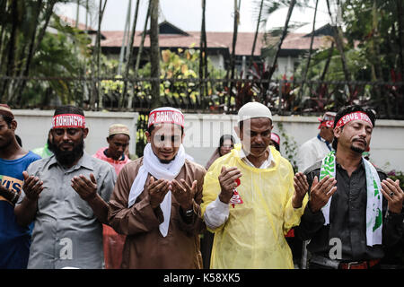 Kuala Lumpur, Malesia. 08 Sep, 2017. rohingya musulmani che vivono in Malesia prega durante una manifestazione di protesta al di fuori del Myanmar ambasciata a Kuala Lumpur, Malesia. settembre 8, 2017. Credito: ady abd ropha/Pacific press/alamy live news Foto Stock