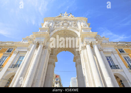 Vista prospettica di Rua Augusta arco trionfale nella piazza del commercio o Praca do Comercio. Rua Augusta arch è una pietra edificio storico e visitatore attr Foto Stock