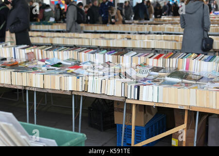 London, Regno Unito - 26 gennaio: Seconda Mano Libri in vendita con persone in background sotto il ponte di Waterloo sulla riva sud del Tamigi in lon Foto Stock