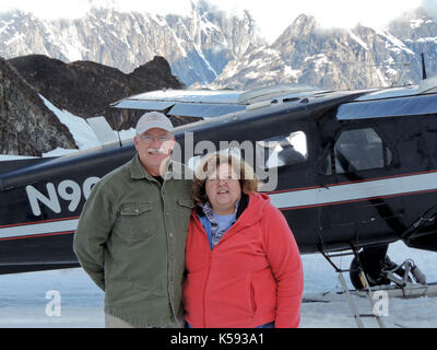 Giovane tenendo la fotografia nella parte anteriore del velivolo sul ghiacciaio Giro, Alaska Foto Stock