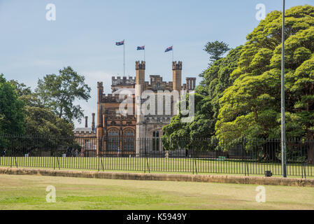 Sydney,NSW, Australia-novembre 20,2016: gente che cammina intorno alla casa del governatore dal Royal Botanic Gardens di Sydney, Australia Foto Stock