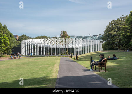 Sydney,NSW, Australia-novembre 20,2016: il calice la costruzione presso il Royal Botanic Gardens con persone rilassante nei giardini a Sydney in Australia Foto Stock