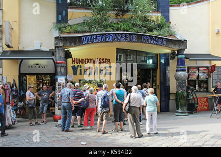 Vienna, Austria - 12 luglio; hundertwasser village con i turisti guardando intorno a vienna, Austria - 12 luglio 2015: hundertwasser village è chiamato dopo Foto Stock